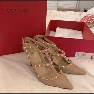 Valentino Garavani Rockstud Pointed Toe heel